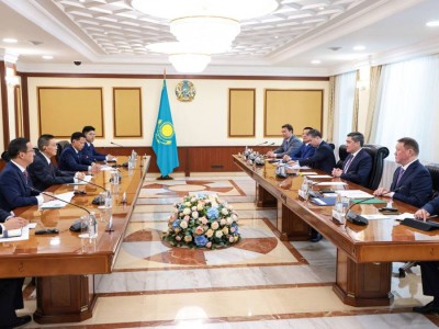
                    Бектенов обсудил с главой East Hope Group проекты по производству «зеленого» алюминия
                