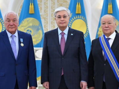 
                    Токаев вручил госнаграды экс-министру и хирургу с золотыми руками
                