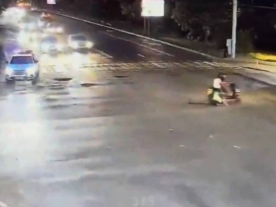 
                    Мопедист сбил полицейского в Алматы  
                