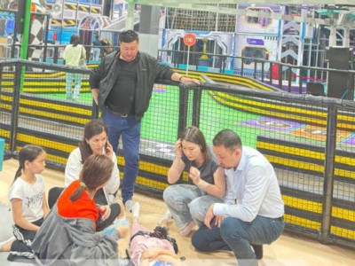 
                    Девочка сорвалась с высоты в игровом центре Атырау
                