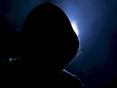 
                    Плакат с разыскиваемыми преступниками без указания их имен и фото рассмешил пользователей сети
                