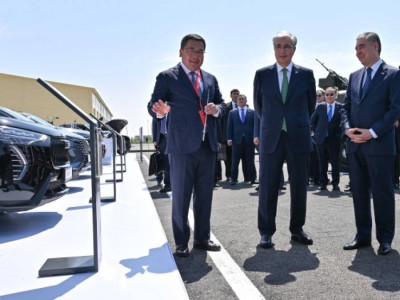 
                    Касым-Жомарт Токаев и Гурбангулы Бердымухамедов осмотрели промышленную выставку в Туркестане
                