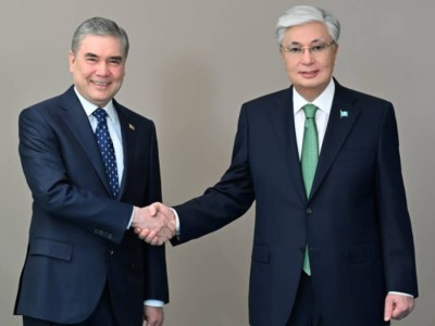
                    Токаев провел неформальную встречу с председателем Халк маслахаты Туркменистана 
                