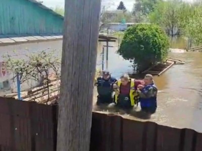 
                    Полицейские спасли мужчину из затопленного дома в ЗКО
                