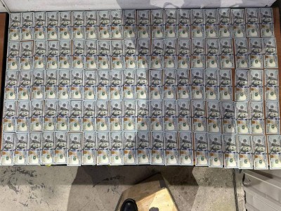 
                    90 тысяч долларов конфисковали у иностранца в аэропорту Атырау
                
