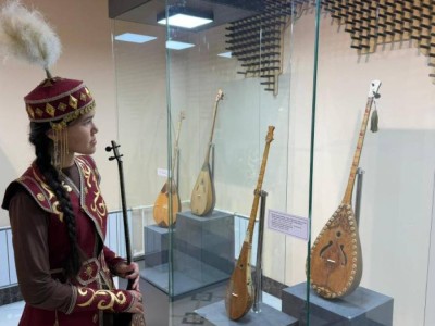 
                    В Актобе открылась уникальная выставка в честь Национального дня домбры
                