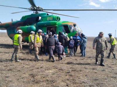 
                    За последние сутки авиацией перевезено 74 человека из подтапливаемых зон
                