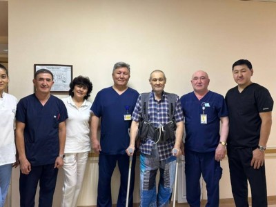 
                    В Алматы пациенту с искусственным сердцем успешно заменили коленный сустав
                