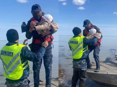 
                    Девятимесячного малыша на лодке доставили в село в Атырауской области
                