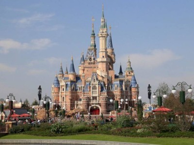 
                    Парк Disneyland вместе с посетителями закрыли на карантин в Шанхае
                
