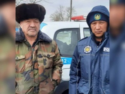 
                    Павлодарский участковый приютил из подтопленного дома семью сельчанина
                
