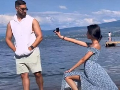 
                    Девушку, сделавшую любимому предложение руки и сердца, раскритиковали в сети
                