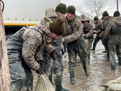 
                    Паводки в Казахстане: шестой день оказывают помощь пострадавшим военнослужащие
                