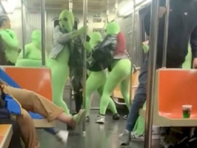 
                    Странное нападение группы «зеленых гоблинов» на девушек в метро попало на видео
                