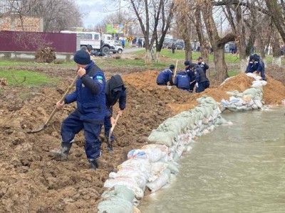 
                    Более тысячи комплектов спецодежды для борьбы с паводками бесплатно раздала швея — член АНК
                