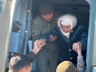 
                    Военные летчики эвакуируют казахстанцев из зон стихийного бедствия
                
