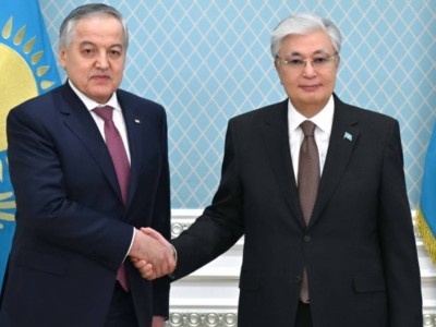 
                    Токаев принял министра иностранных дел Таджикистана 
                