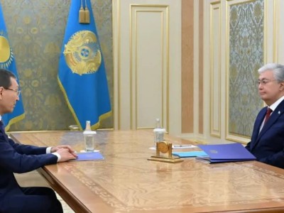 
                    Токаев принял председателя ЦИК Нурлана Абдирова
                