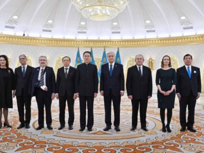 
                    Токаев принял верительные грамоты послов девяти государств
                