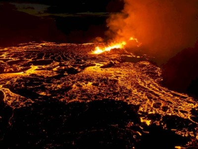 
                    В Исландии началось извержение вулкана
                