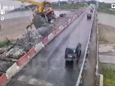 
                    Видео прыжка мужчины из падающего с моста автокрана шокировало зрителей
                