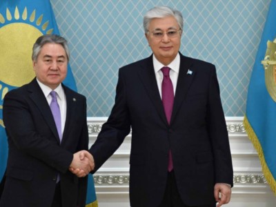 
                    Токаев принял министра иностранных дел Кыргызстана Жээнбека Кулубаева
                