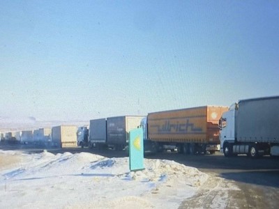 
                    500 фур сутками стоят на границе с Россией
                