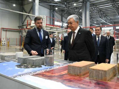 
                    Токаев посмотрел, какие материалы используются в благоустройстве Астаны
                