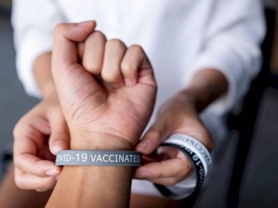 
                    В Гонконге для ковидных больных ввели систему использования электронных браслетов
                