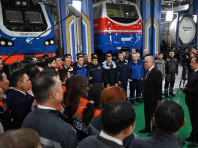 
                    Президент ознакомился с работой завода по производству электровозов
                