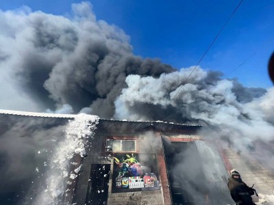 
                    Спасатели вынесли газовый баллон с горящего склада на барахолке в Алматы
                