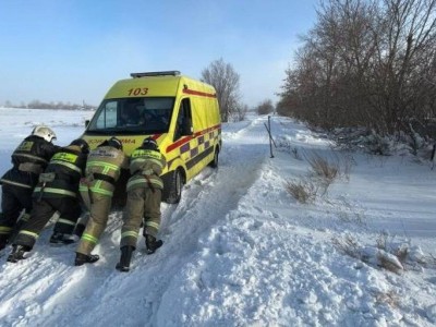 
                    Машину скорой помощи вызволили из снежного заноса спасатели Карагандинской области
                