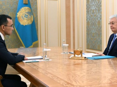 
                    Председатель Сената Парламента отчитался перед Токаевым 
                