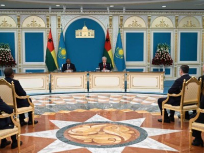 
                    Токаев и Умару Сисоку Эмбало провели брифинг для представителей СМИ
                
