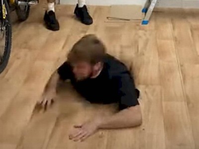 
                    Видео с танцором, провалившимся сквозь пол, насмешило и озадачило зрителей
                