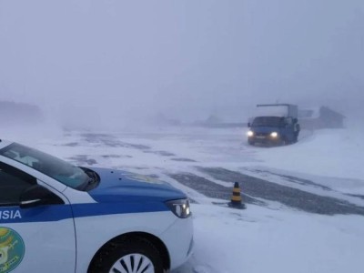 
                    Инкассаторская машина попала в снежный плен в Акмолинской области
                