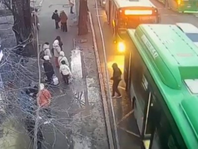 
                    «Работа» карманника попала на камеры в Алматы
                