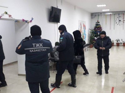 
                    65 иностранцев спасли ночью на закрытой трассе акмолинские полицейские
                