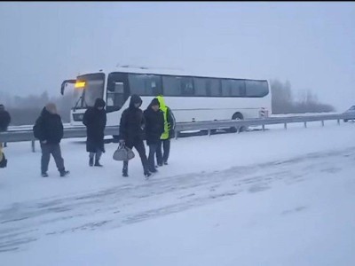 
                    16 россиян эвакуированы из сломавшегося на трассе автобуса в Акмолинской области
                