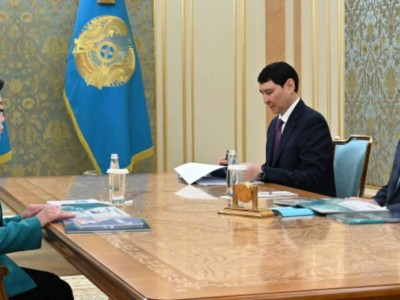 
                     Токаев принял министра труда и социальной защиты населения 
                