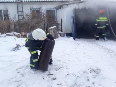 
                    Вынесли из горящего гаража газовый баллон пожарные Павлодарской области
                