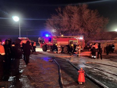 
                    Пожарные и полицейские предотвратили взрыв цистерны с бензином в области Абай
                