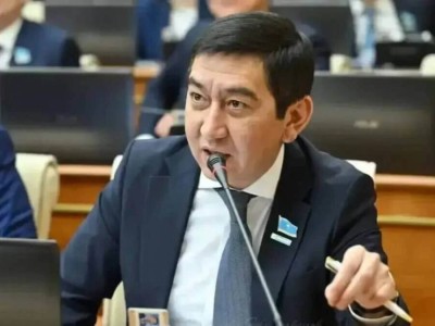 
                    Депутат Ринат Заитов рассказал, куда отправится на парламентские каникулы
                