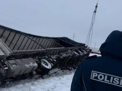 
                    Водитель не подчинился полицейским и выехал на закрытую трассу в области Абай
                