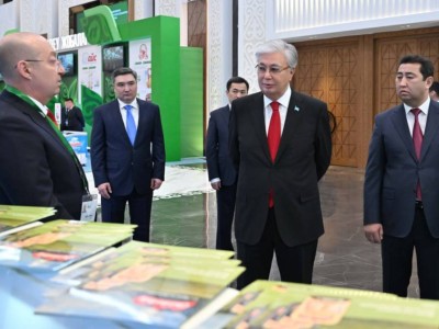 
                    Президент осмотрел выставку сельхозтоваропроизводителей
                