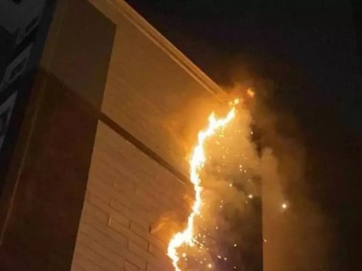 
                    Жилой комплекс загорелся в новогоднюю ночь в Атырау
                