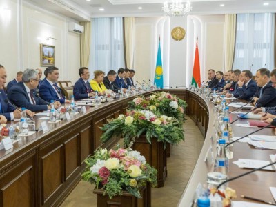 
                     Главы правительств Казахстана и Беларуси провели переговоры в Минске
                