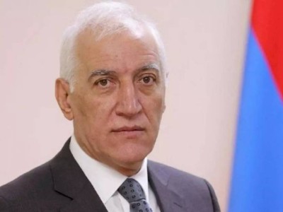 
                    Новый президент Армении Ваагн Хачатрян принес присягу
                