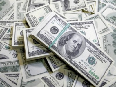 
                    Нацбанк Кыргызстана ввел запрет на вывоз из страны наличных долларов США
                