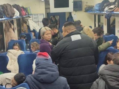 
                    КТЖ вывозит на поездах людей, застрявших на заметенных трассах
                